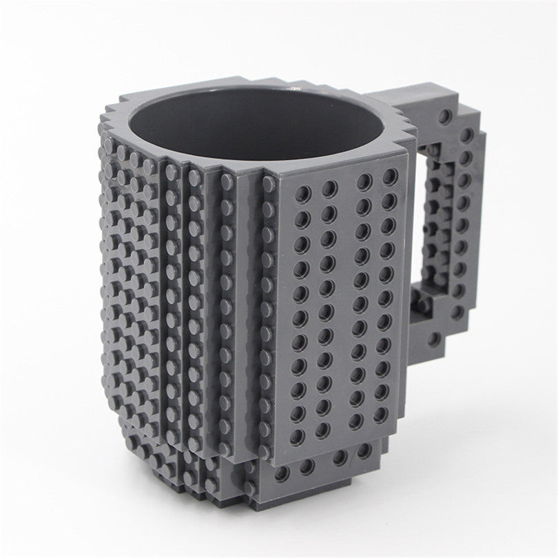 Mug enfant design blocs en situation d'utilisation