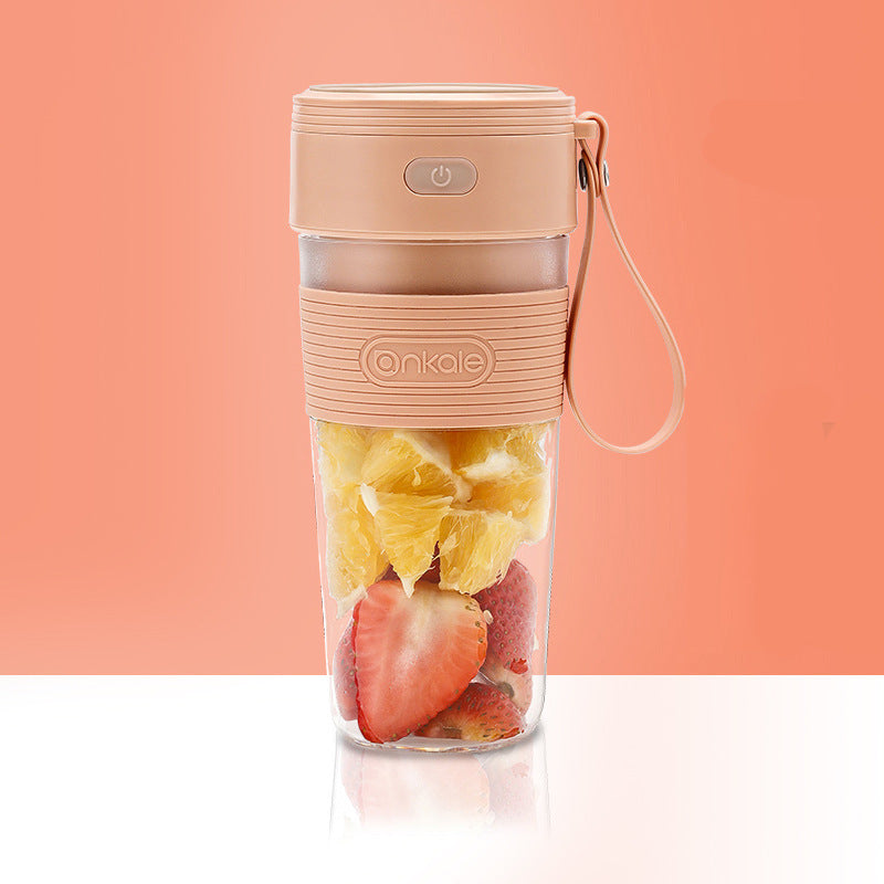 Mini extracteur de jus en fonctionnement avec un citron